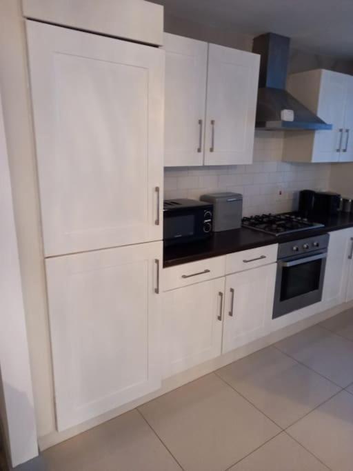 Modern 2-Bedroom City Apartment With Free Parking Belfast Exteriör bild