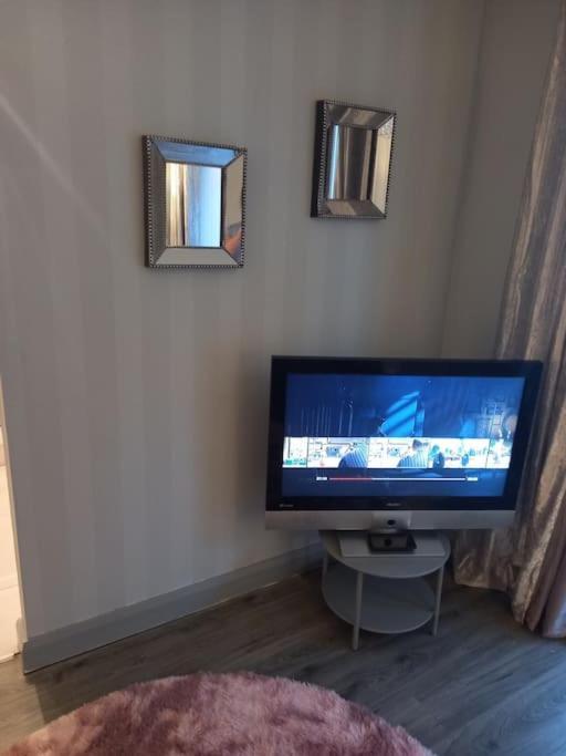 Modern 2-Bedroom City Apartment With Free Parking Belfast Exteriör bild