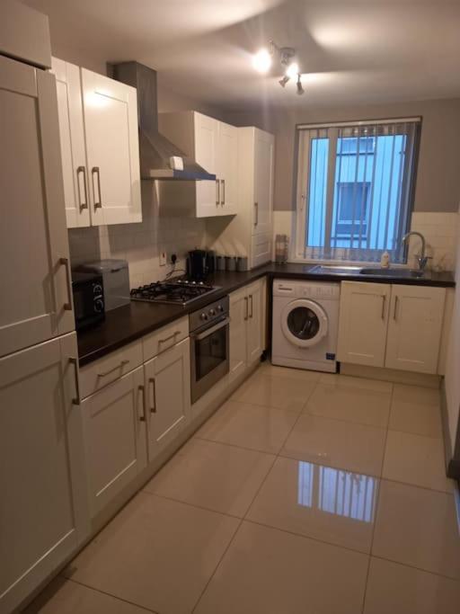 Modern 2-Bedroom City Apartment With Free Parking Belfast Exteriör bild